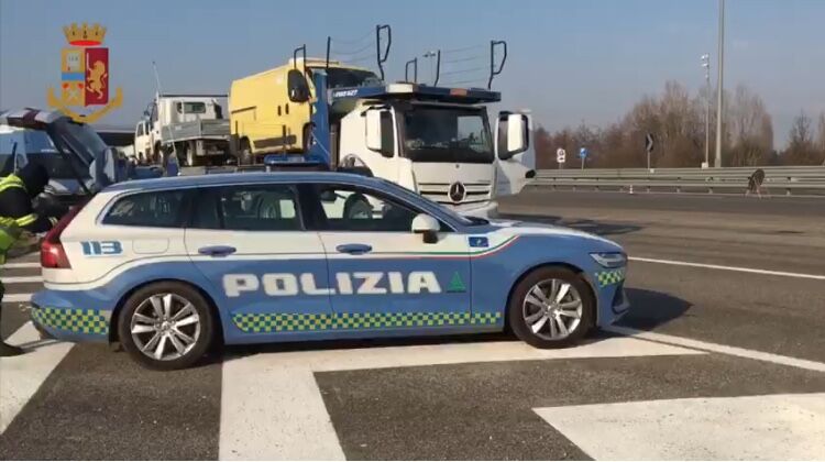 TRASPORTAVA MERCI SU STRADA SENZA AUTORIZZAZIONE, SANZIONATO, DOVRA' PAGARE UNA MULTA DA 4.130 EURO